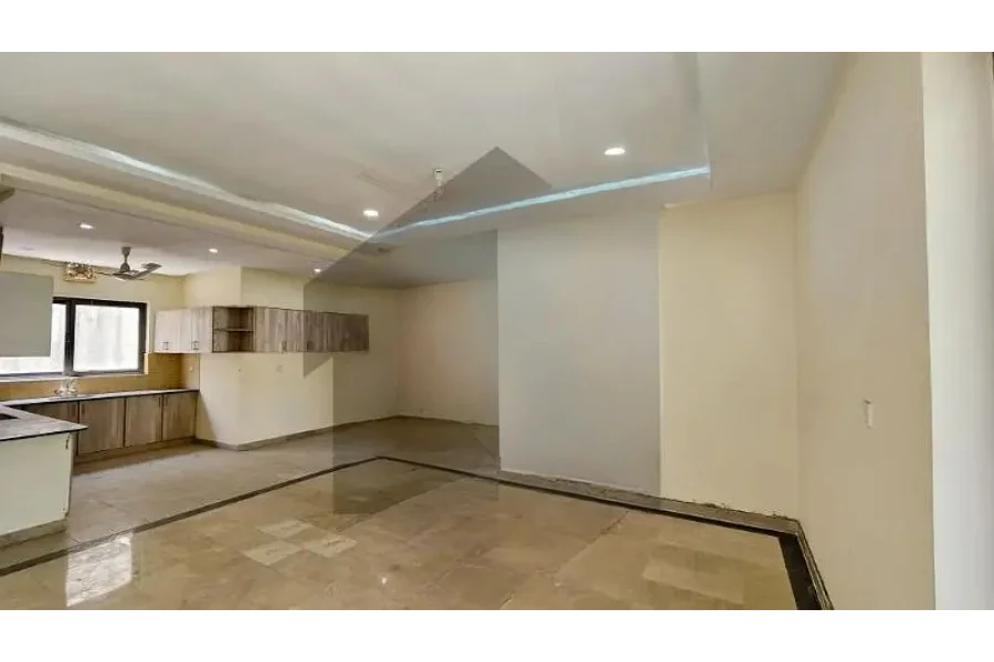 1.8 کنال کارنر تھری گیٹس ہاؤس مع انیکسی فروخت کے لیے ہے۔