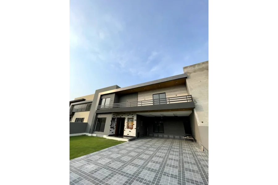 18 Marla beautiful double story luxury house available for sale