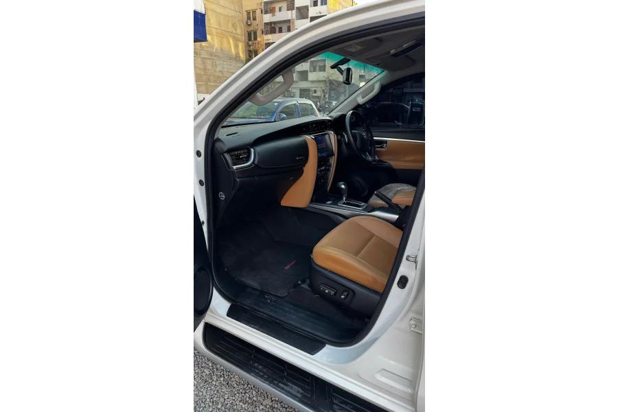 Fortuner 2.7V for Sale in Karachi