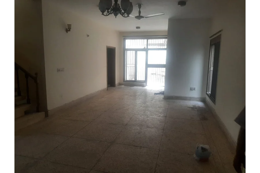 1 کنال ڈبل منزلہ مکان برائے دفتر + رہائش