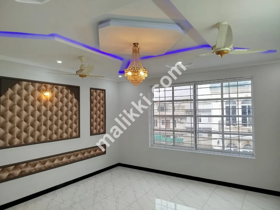 10 Marla Brand New House For Sale