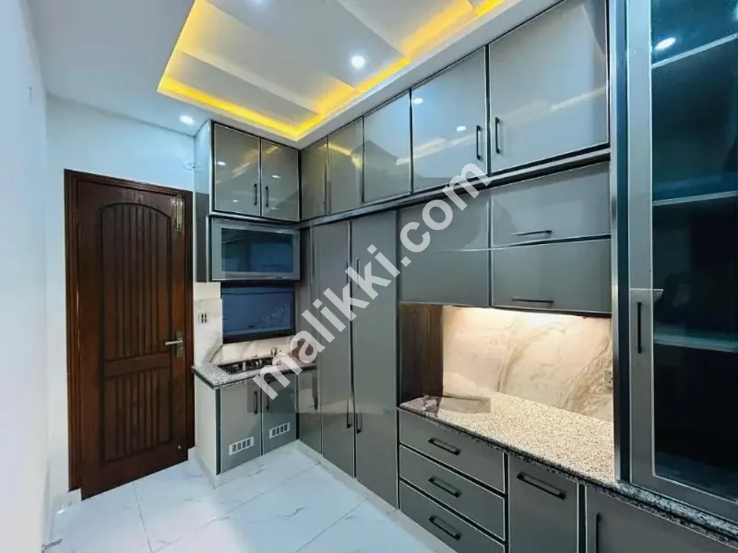 سنٹرل پارک لاہور میں 5 مرلہ بالکل نیا ماڈرن ڈیزائن مالک مکان برائے فروخت، پارک مسجد کے قریب، اور کمرشل ایریا برائے فروخت۔