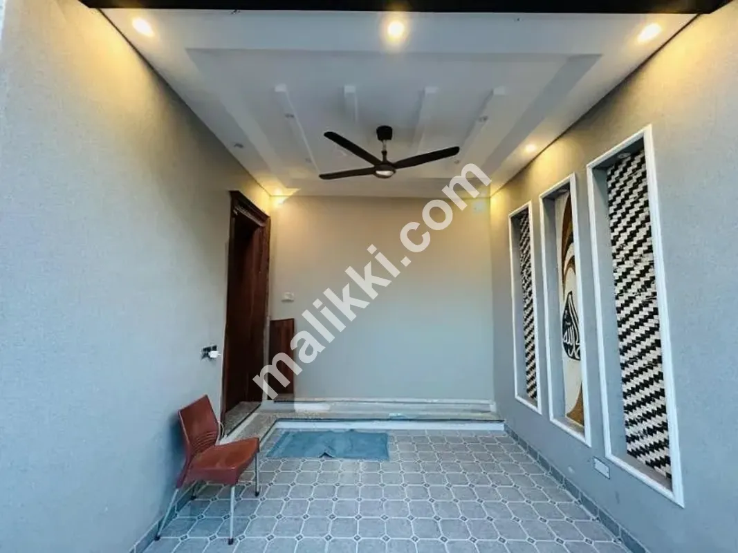 سنٹرل پارک لاہور میں 5 مرلہ بالکل نیا ماڈرن ڈیزائن مالک مکان برائے فروخت، پارک مسجد کے قریب، اور کمرشل ایریا برائے فروخت۔