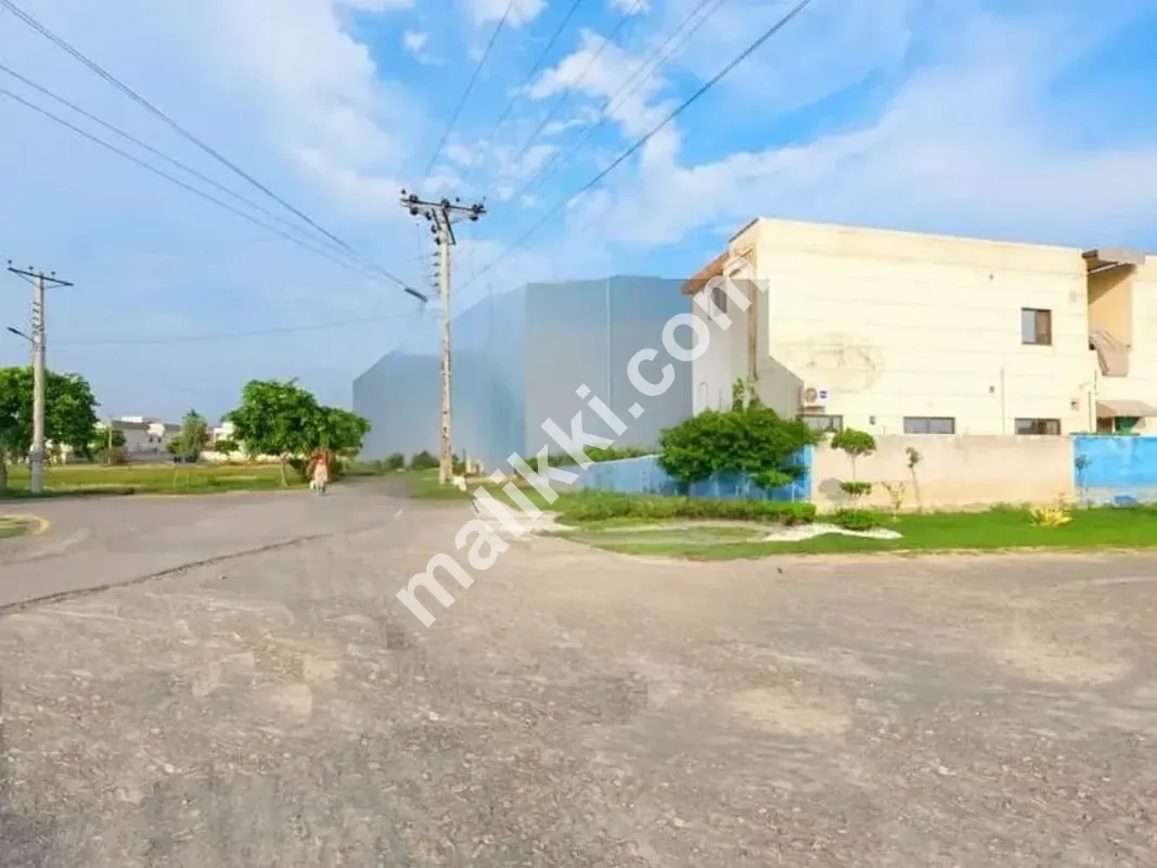 To sale You Can Find Spacious Prime Location Residential Plot In Central Park - Block C