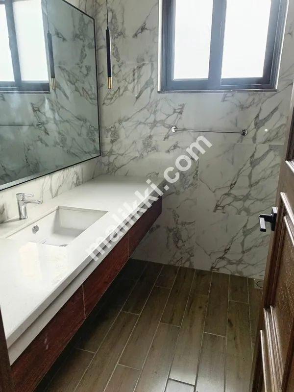 1000sqyd Fully Furnished House Available For Sale