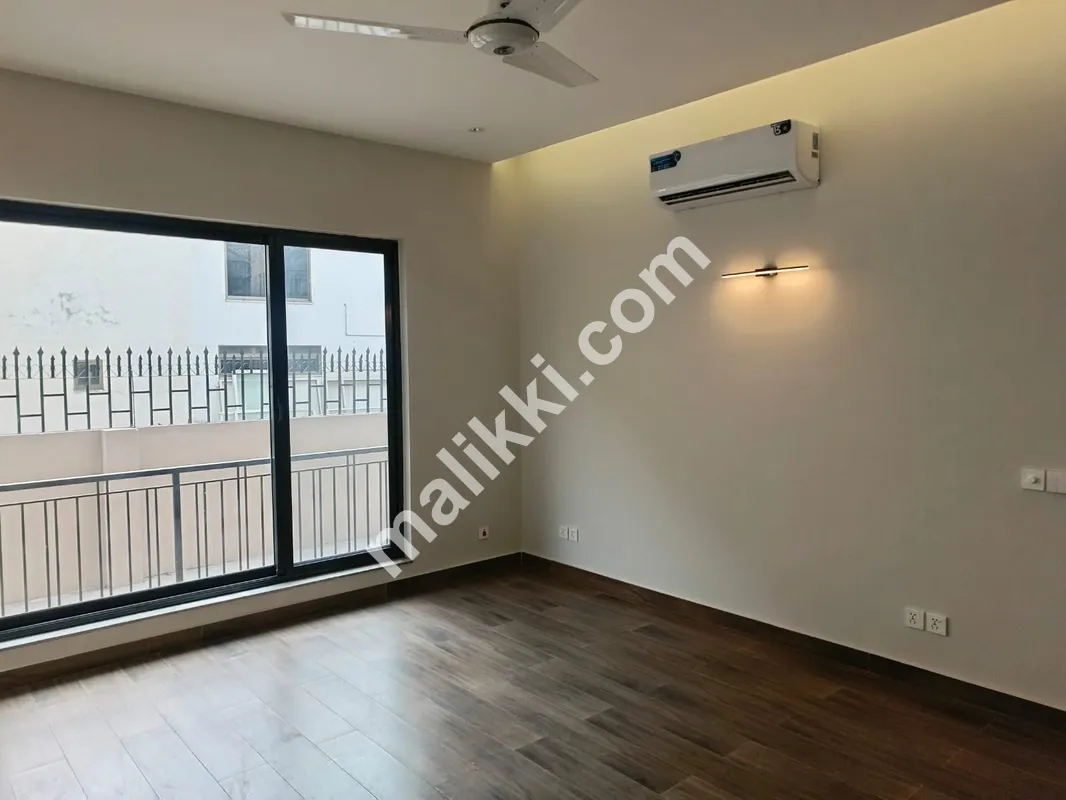 1000sqyd Fully Furnished House Available For Sale