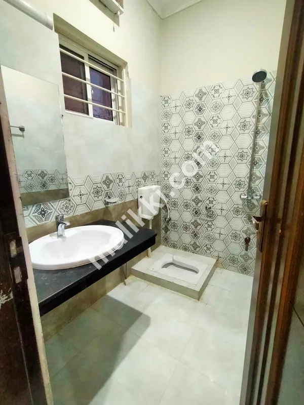 سوان گارڈن اسلام آباد ایچ بلاک میں 10 مرلہ مکان برائے فروخت۔