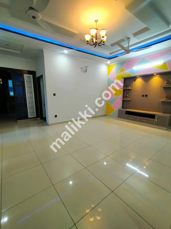 سوان گارڈن اسلام آباد ایچ بلاک میں 10 مرلہ مکان برائے فروخت۔