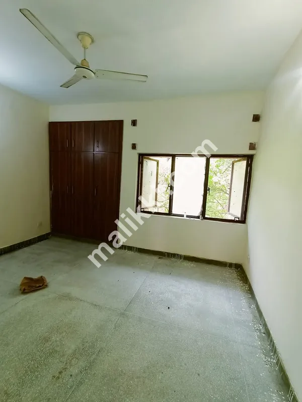 G-11/4 میں فلیٹ کرایہ پر دستیاب ہے۔