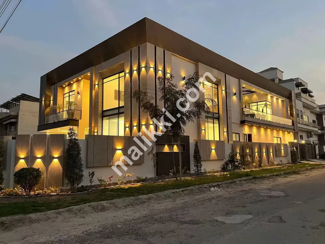 1 Kanal Corner House Available For Sale