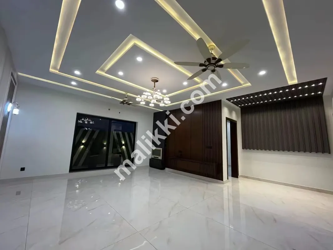 1 Kanal Corner House Available For Sale
