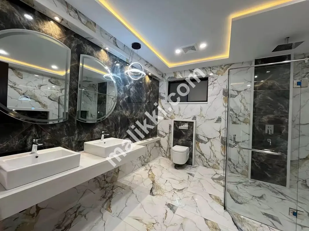 1 Kanal Corner House Available For Sale