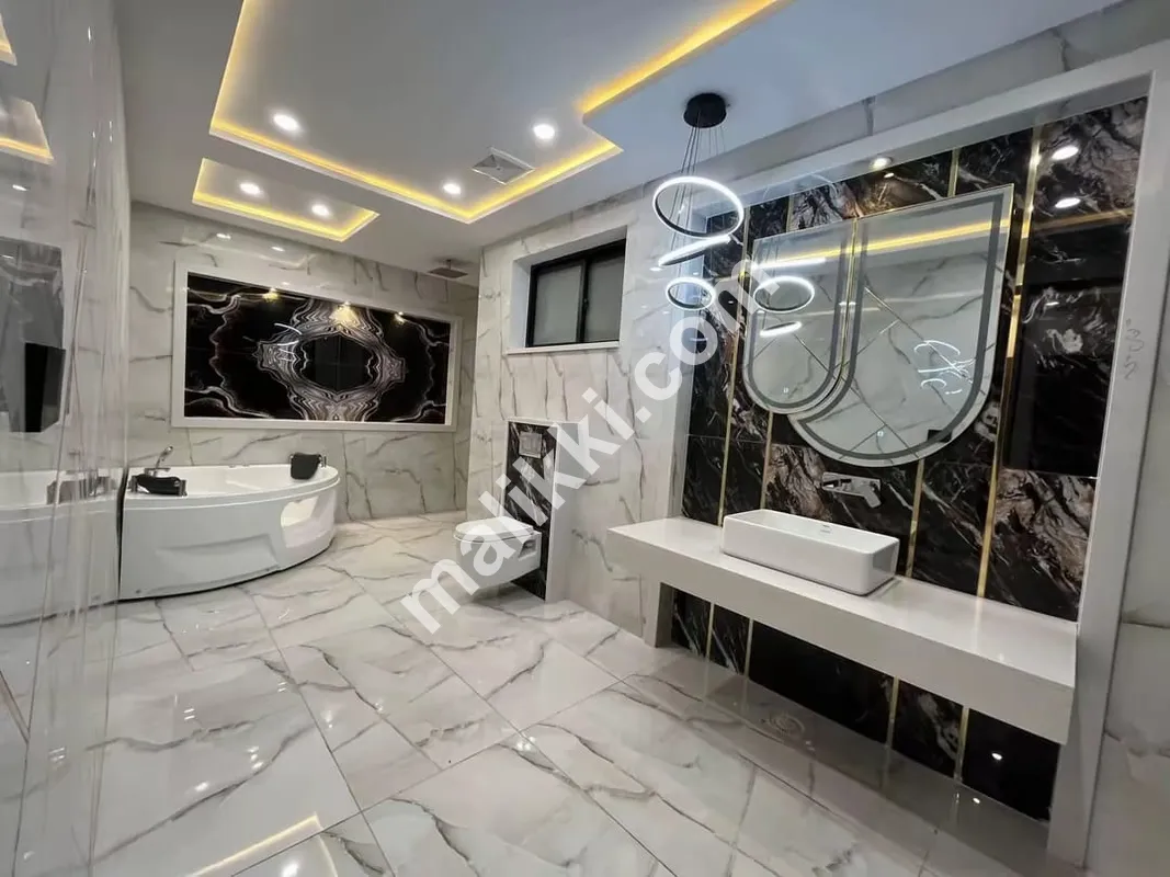 1 Kanal Corner House Available For Sale