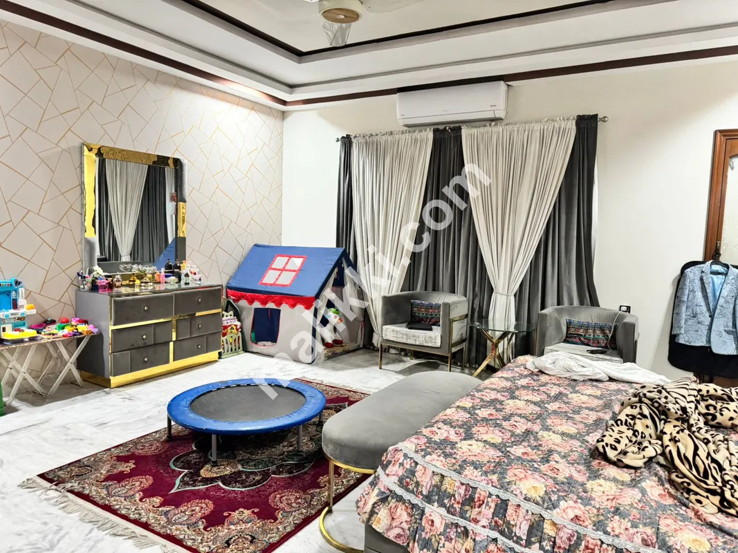 ڈی ایچ اے فیز 6 میں 1000 گز بنگلہ فروخت کے لیے دستیاب ہے۔ 