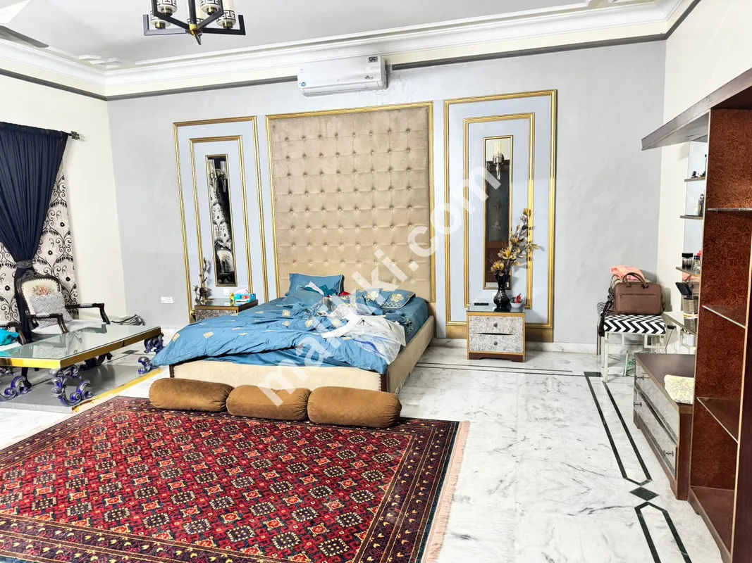 ڈی ایچ اے فیز 6 میں 1000 گز بنگلہ فروخت کے لیے دستیاب ہے۔ 