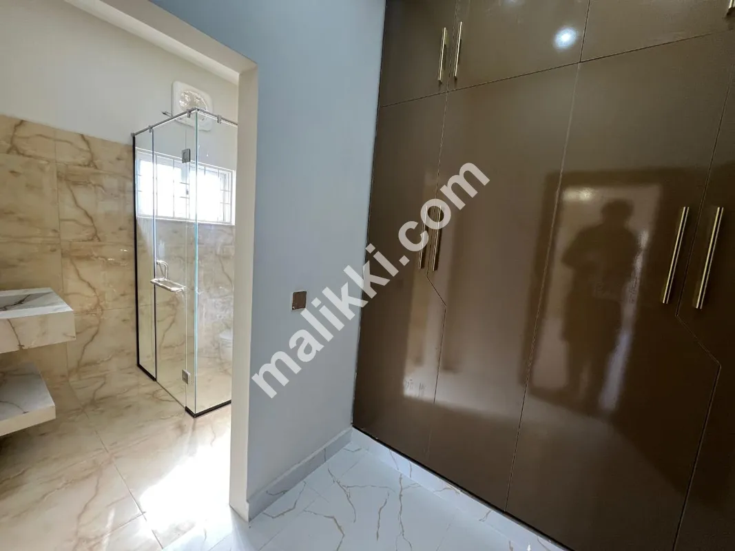 20 مرلہ گرے اسٹرکچر کا خوبصورت مکان برائے فروخت 