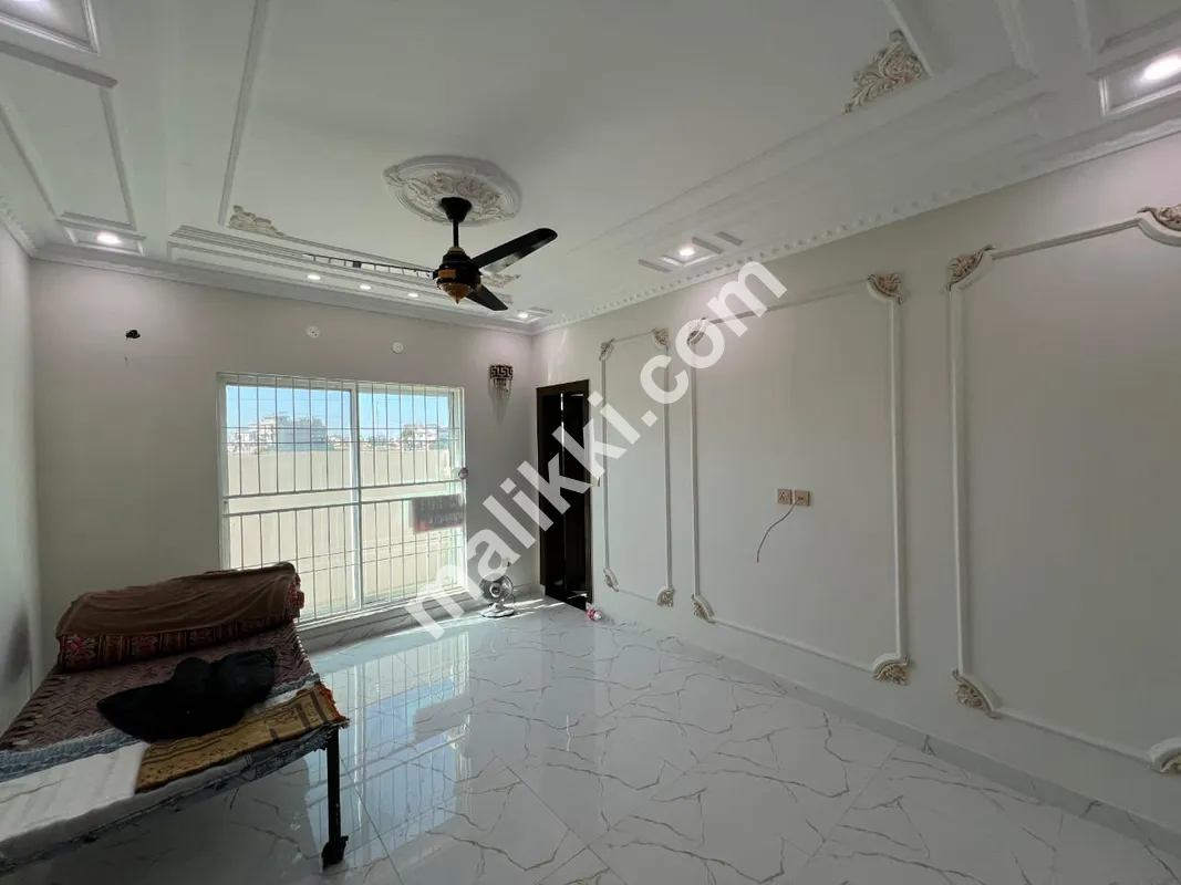 20 مرلہ گرے اسٹرکچر کا خوبصورت مکان برائے فروخت 