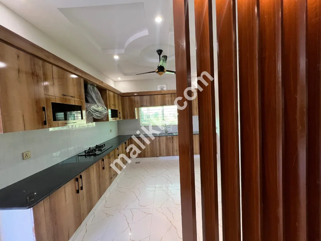 20 مرلہ گرے اسٹرکچر کا خوبصورت مکان برائے فروخت 