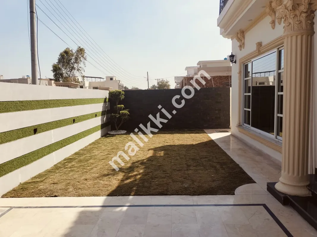 20 مرلہ گرے اسٹرکچر کا خوبصورت مکان برائے فروخت 