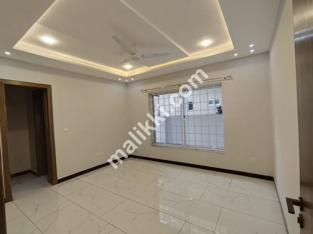 میڈیا ٹاؤن ڈی بلاک میں 11 مرلہ مکان برائے فروخت