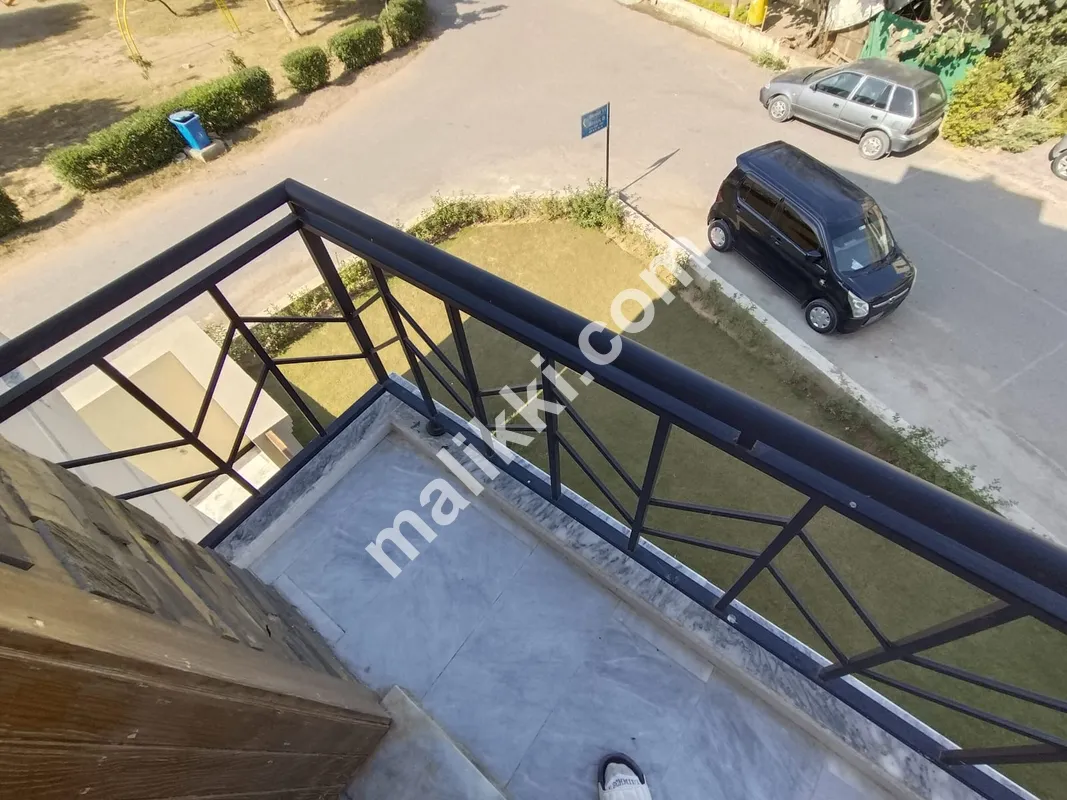 میڈیا ٹاؤن ڈی بلاک میں 11 مرلہ مکان برائے فروخت