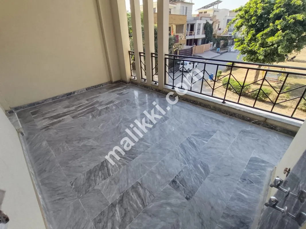 میڈیا ٹاؤن ڈی بلاک میں 11 مرلہ مکان برائے فروخت