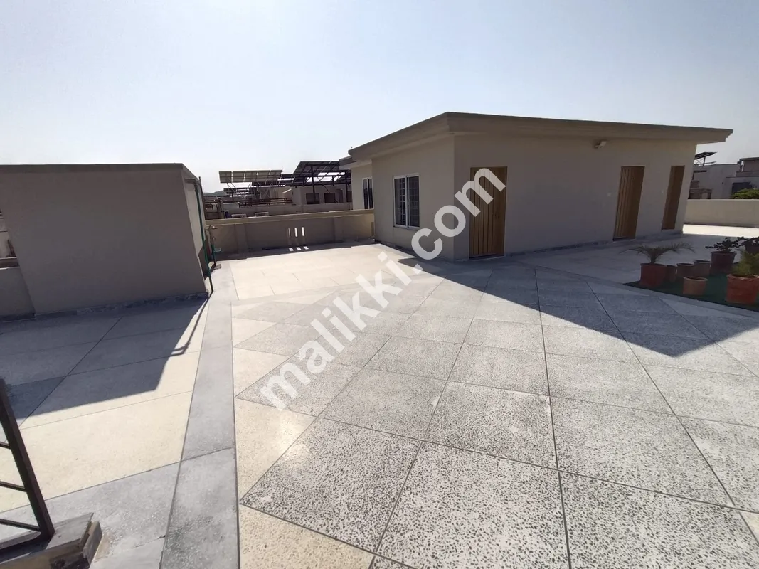 میڈیا ٹاؤن ڈی بلاک میں 11 مرلہ مکان برائے فروخت