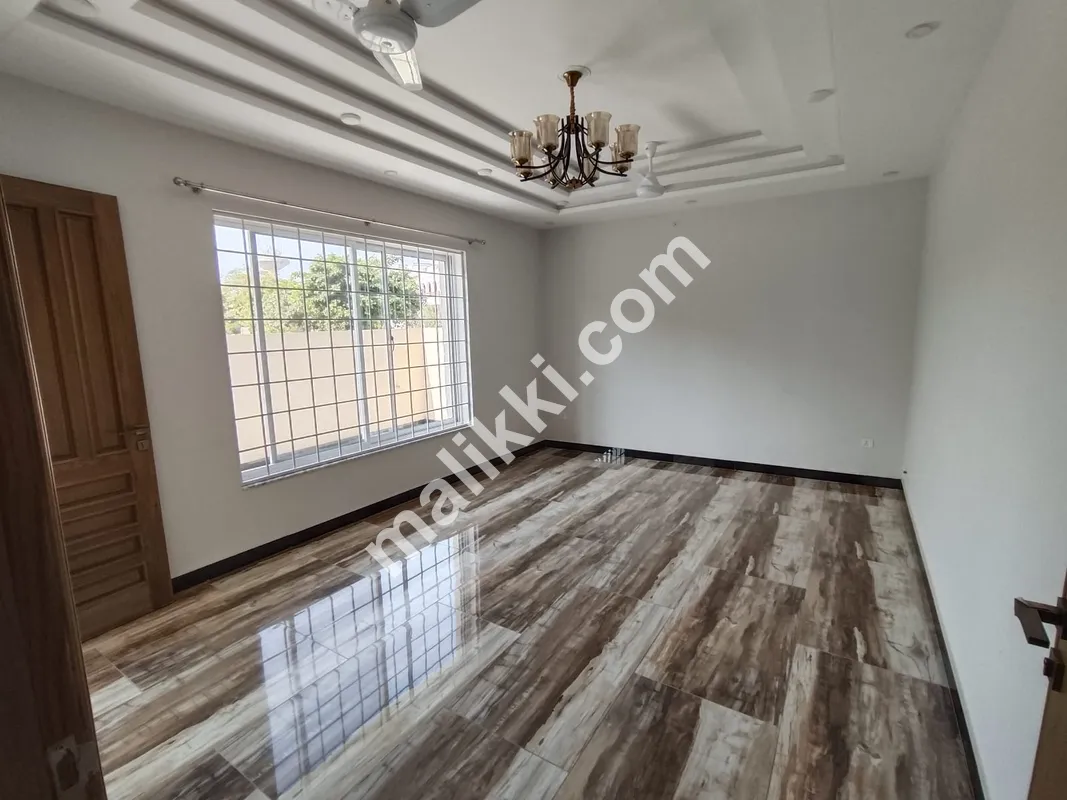 میڈیا ٹاؤن ڈی بلاک میں 11 مرلہ مکان برائے فروخت