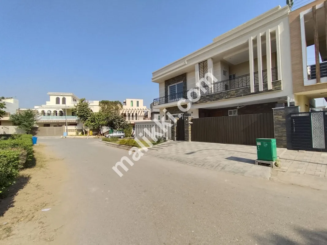 میڈیا ٹاؤن ڈی بلاک میں 11 مرلہ مکان برائے فروخت