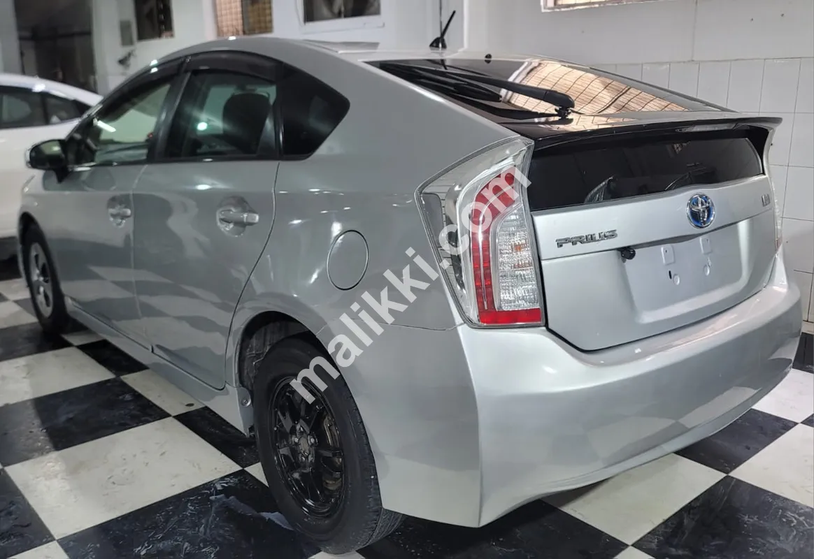 ٹویوٹا پریوس ایس پیکج 