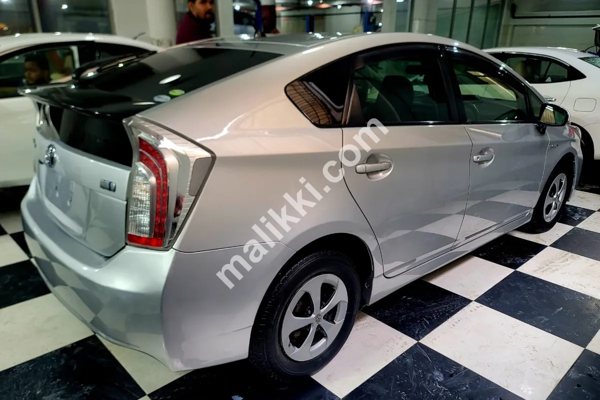 ٹویوٹا پریوس ایس پیکج 