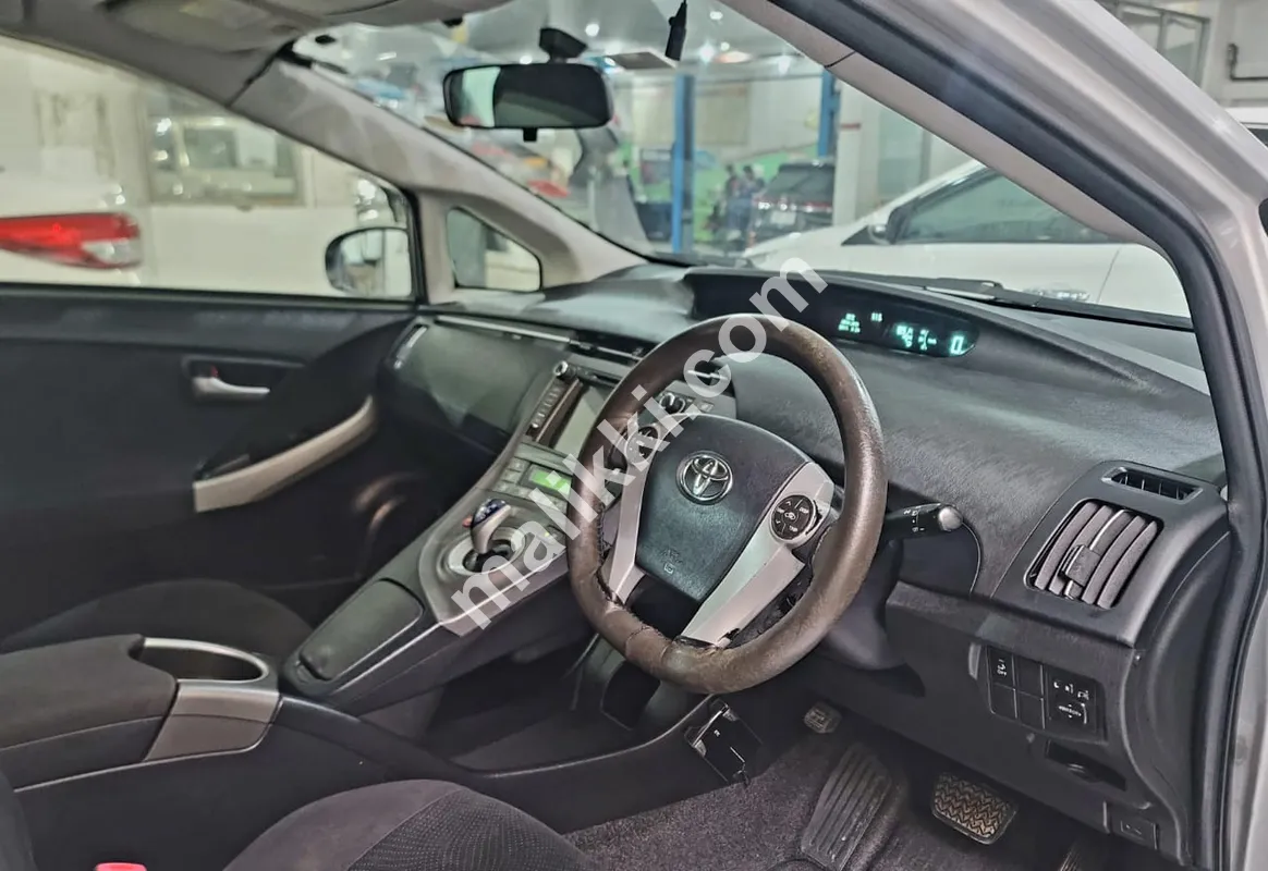 ٹویوٹا پریوس ایس پیکج 