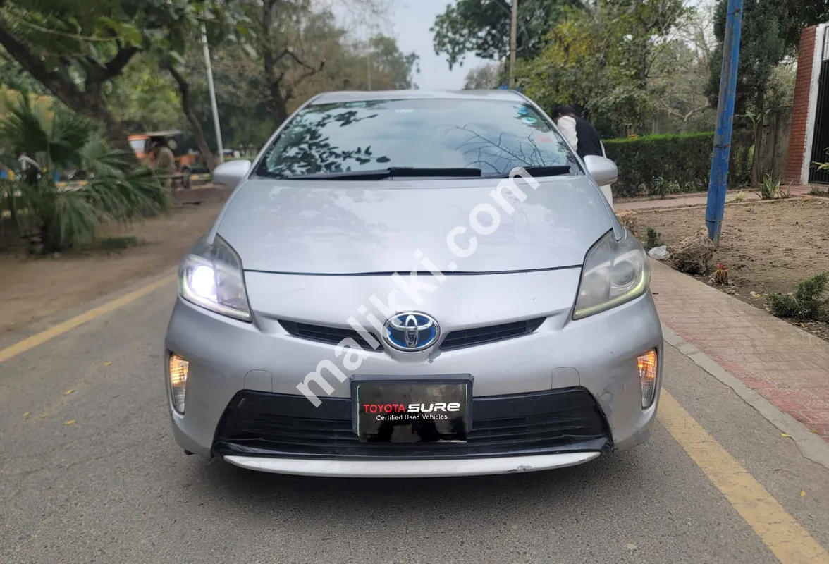 ٹویوٹا پریوس ایس پیکج 