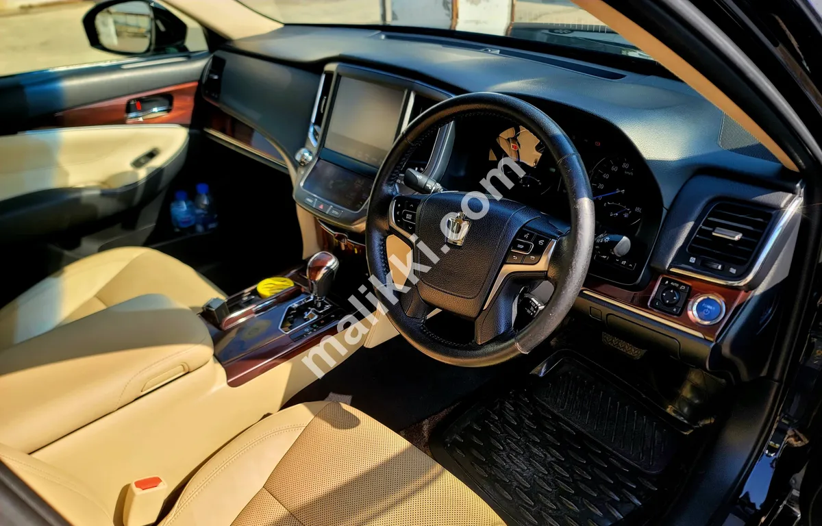 ٹویوٹا کراؤن 2.5 رائل سیلون جی ہائبرڈ