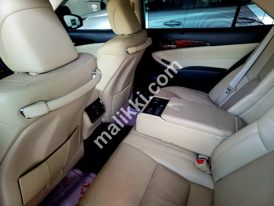 ٹویوٹا کراؤن 2.5 رائل سیلون جی ہائبرڈ