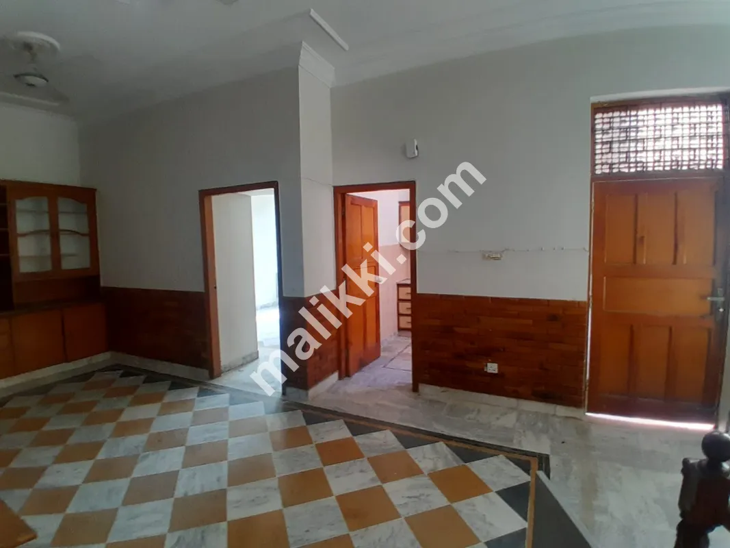 G11/2 مکان کرایہ کے لیے اوپری حصہ