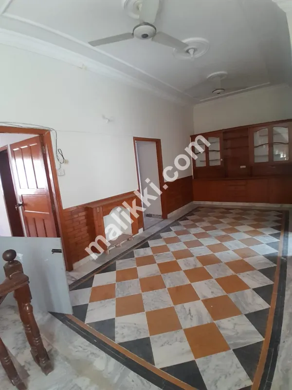 G11/2 مکان کرایہ کے لیے اوپری حصہ