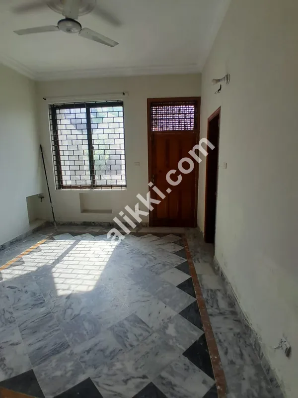 G11/2 مکان کرایہ کے لیے اوپری حصہ