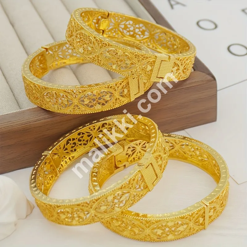 چار بریسلٹس کا ایک سیٹ جس میں جدید ڈیزائنز ہیں۔