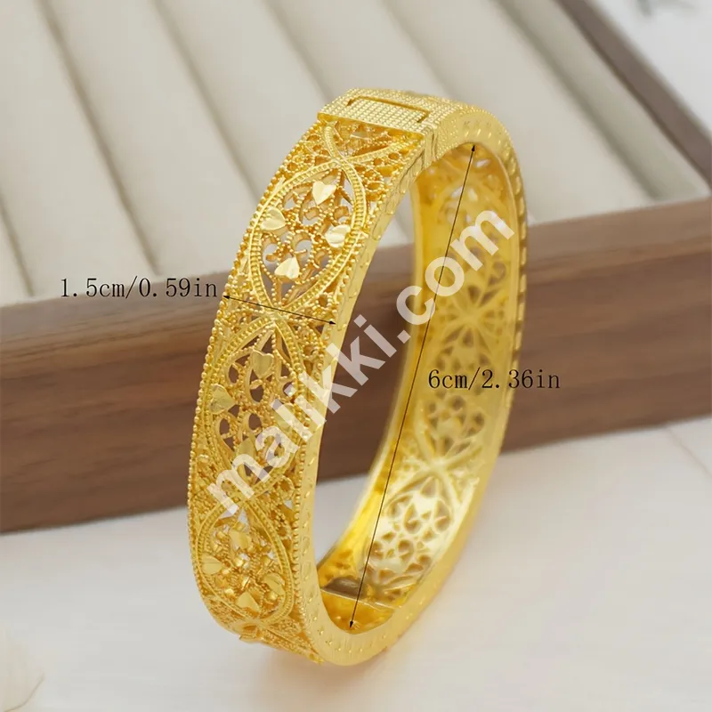 چار بریسلٹس کا ایک سیٹ جس میں جدید ڈیزائنز ہیں۔-0