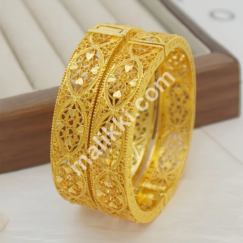 چار بریسلٹس کا ایک سیٹ جس میں جدید ڈیزائنز ہیں۔