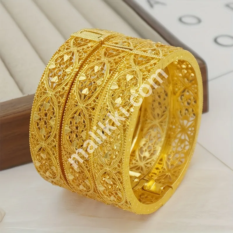 چار بریسلٹس کا ایک سیٹ جس میں جدید ڈیزائنز ہیں۔