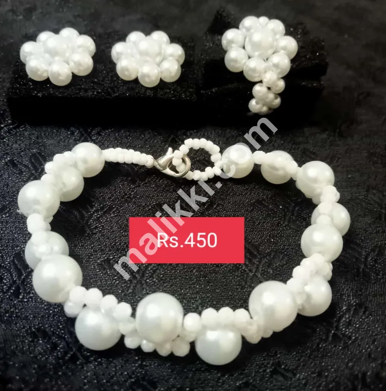 بالیاں اور انگوٹھی کے ساتھ خواتین کا کڑا