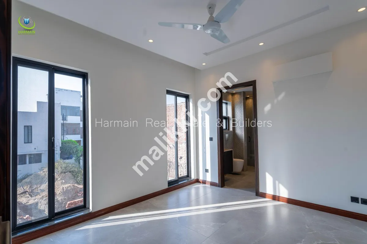 10 مرلہ بالکل نیا مکان برائے فروخت 