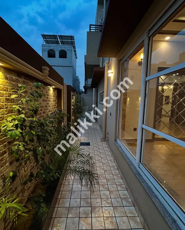 ویلنسیا ٹاؤن لاہور میں کنال مکان برائے فروخت