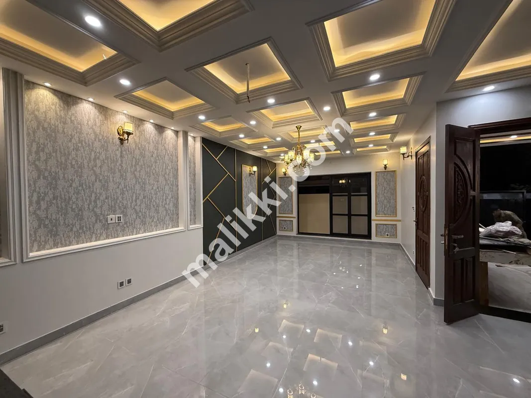 بخ ایگزیکٹو ولاز میں 4.38 مرلہ کارنر جدید مکان برائے فروخت