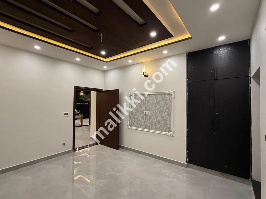 بخ ایگزیکٹو ولاز میں 4.38 مرلہ کارنر جدید مکان برائے فروخت