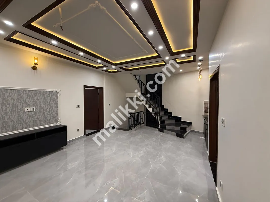 بخ ایگزیکٹو ولاز میں 4.38 مرلہ کارنر جدید مکان برائے فروخت