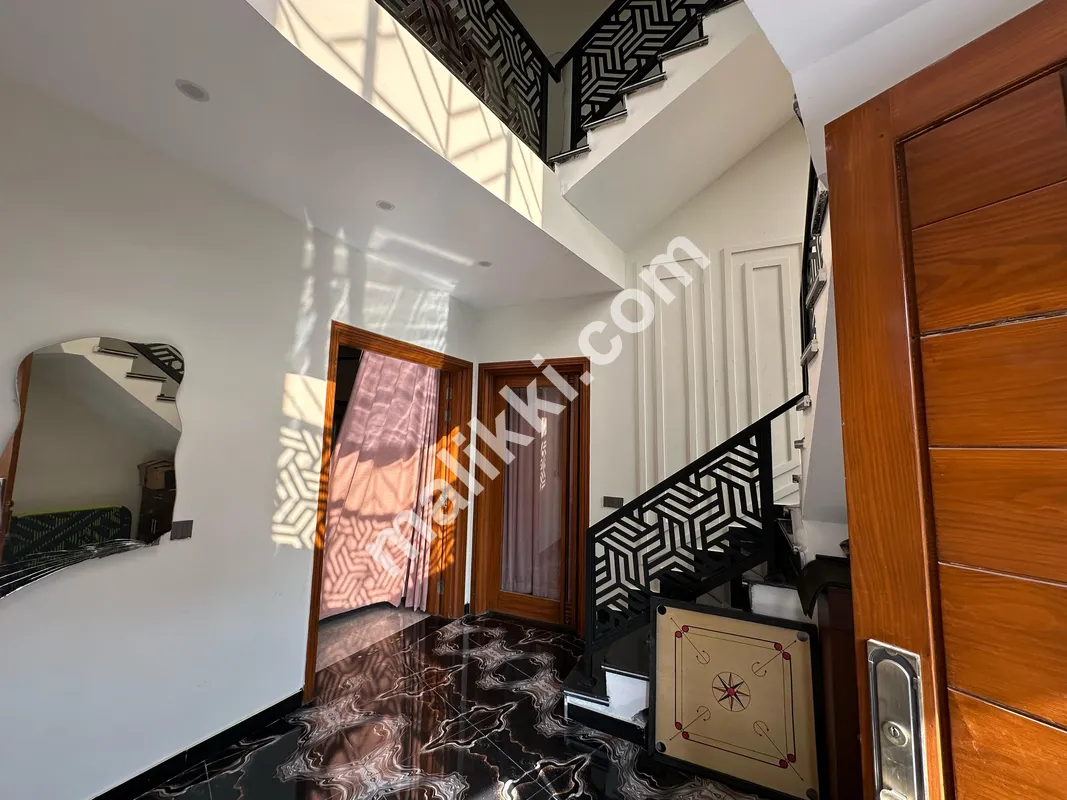 Gulberg Resedencia   Block I  10 Marla corner   Designer house Available For Sale