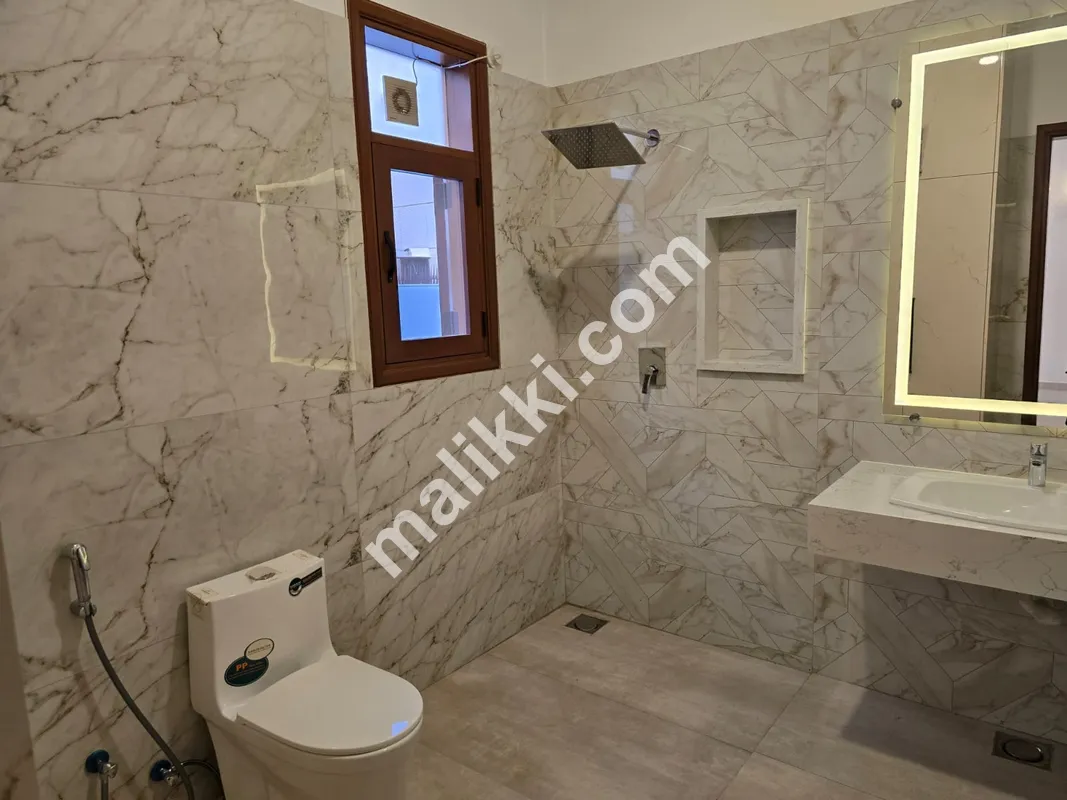 1000 گز کا بالکل نیا بنگلہ برائے فروخت 